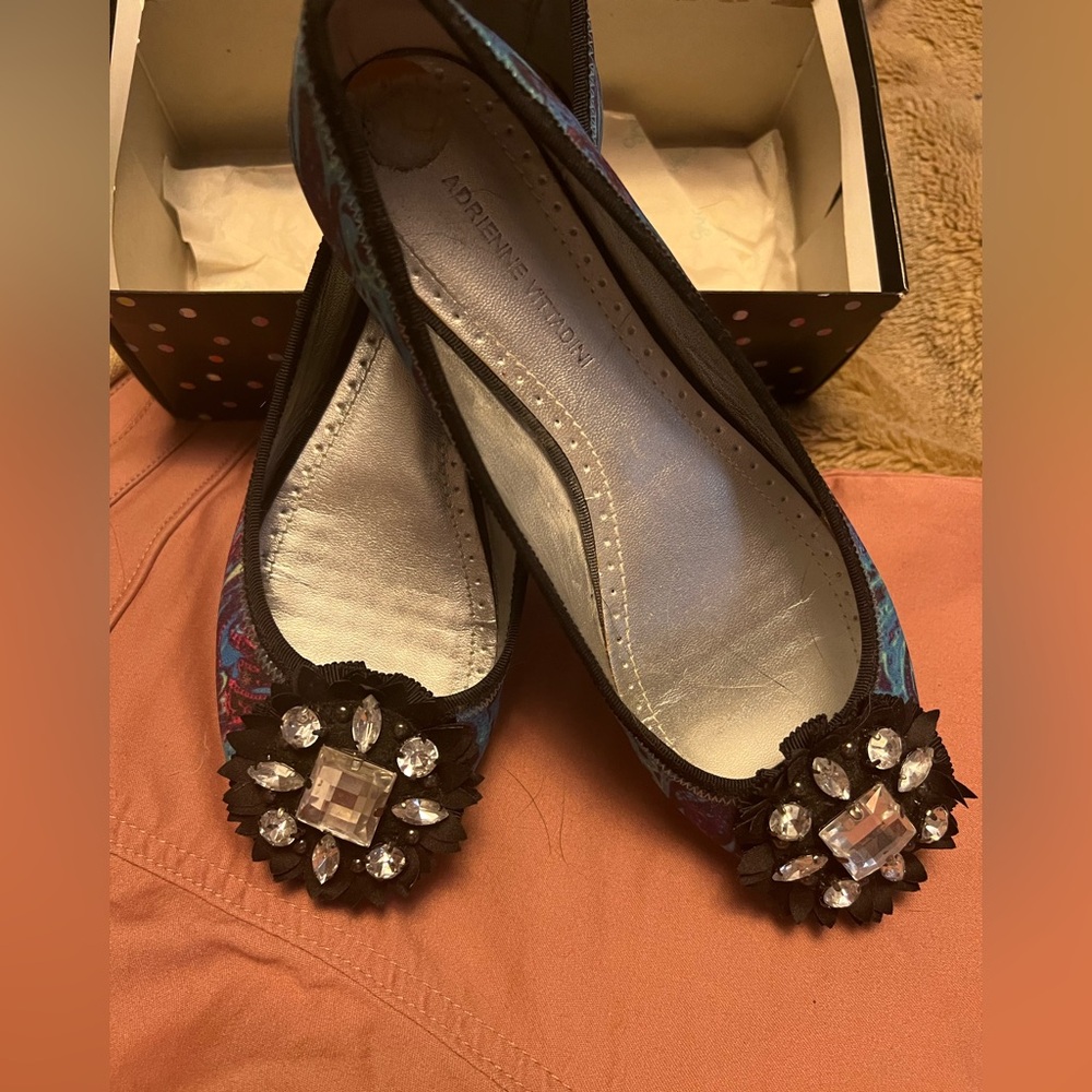 Beauties w/a pop color comfortable flats. Fun worn w/ many outfits and occasions